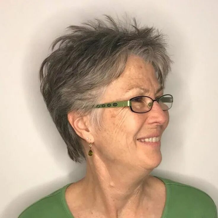 Красивые прически для пожилых женщин Natural Aged Color Womens haircuts, Modern short hairstyles, Older women hairsty
