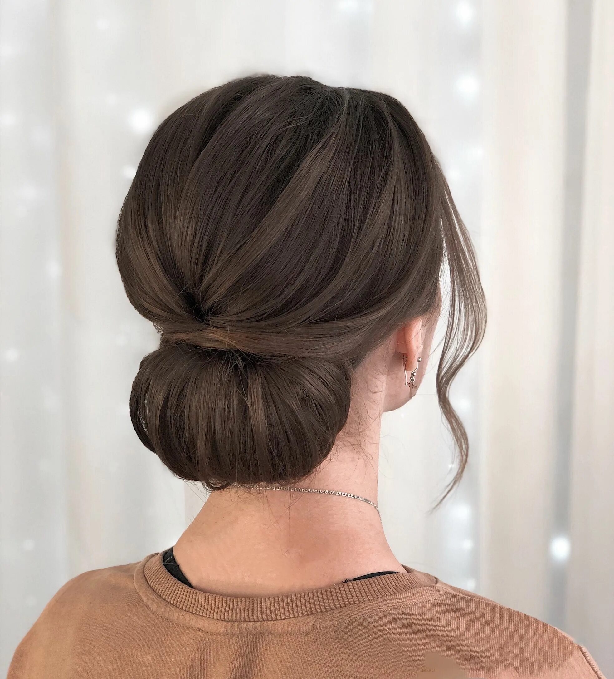 Красивые прически для учителей Низкий пучок Long hair styles, Bun hairstyles, Long hair wedding styles