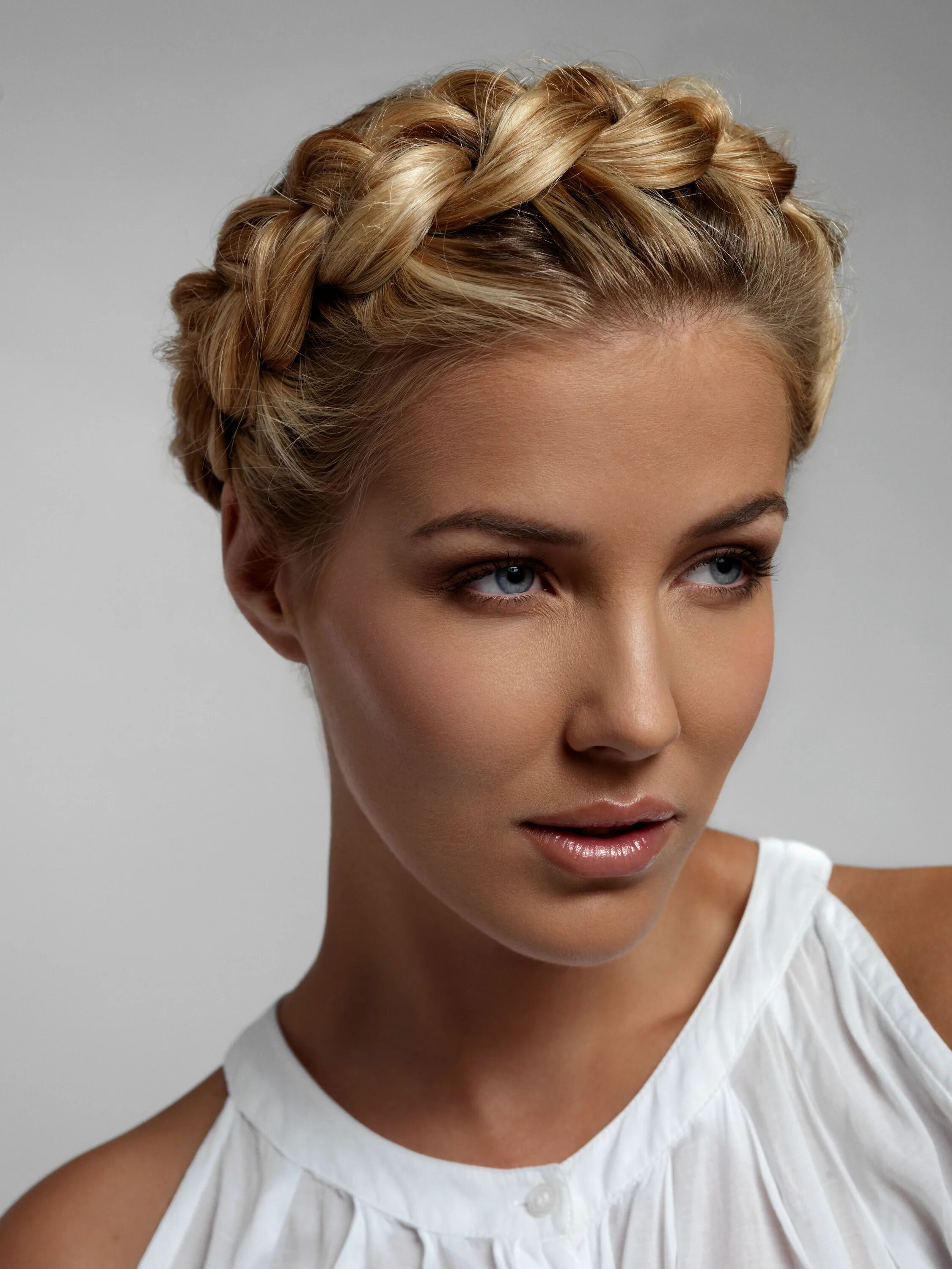 Красивые прически для женщин фото Blow Bar signature style 'Gin Twist' Blow dry bar hairstyles, Long face haircuts