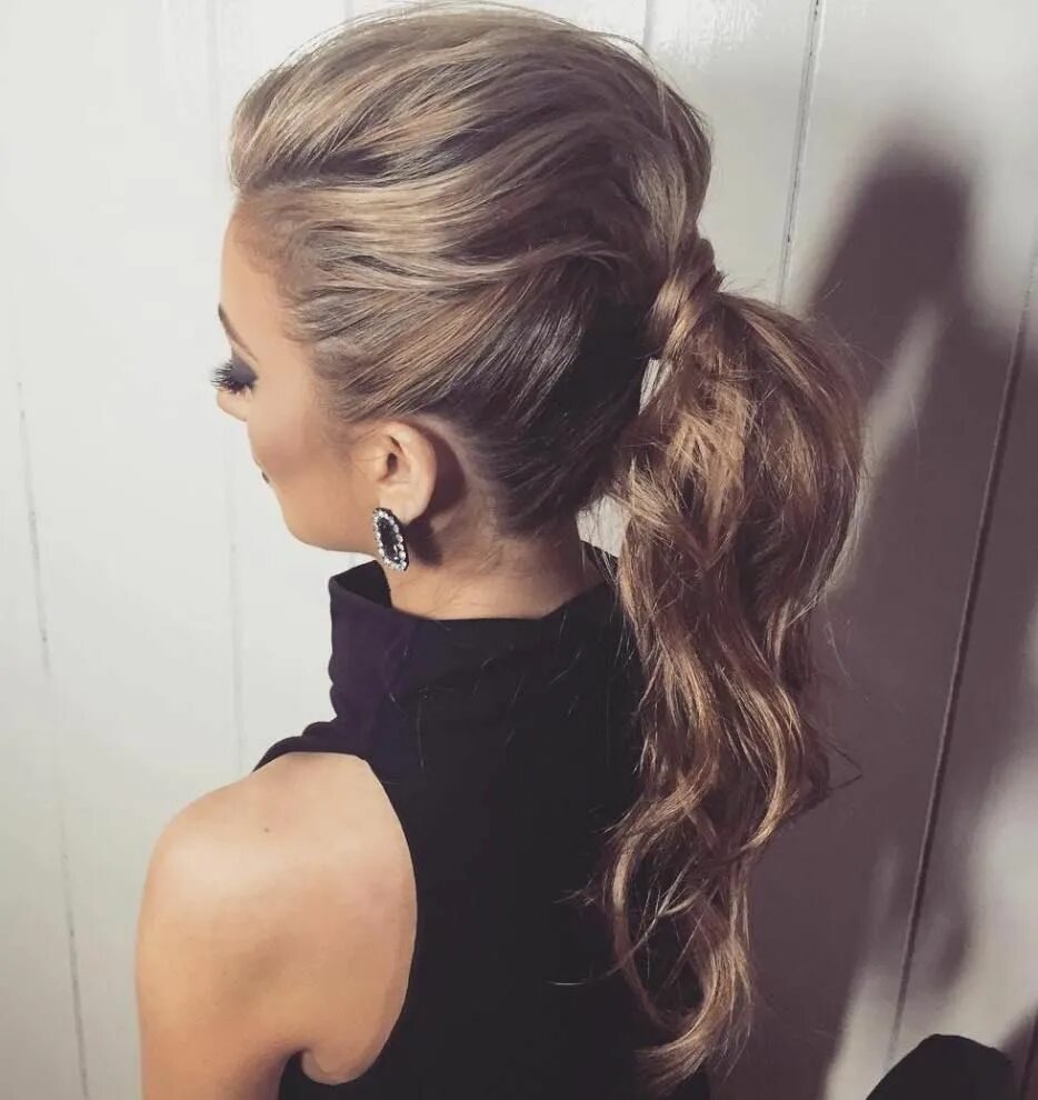 Красивые прически хвосты на длинные волосы Wavy Pony With A Bouffant Prom hairstyles for long hair, Ponytail hairstyles, St