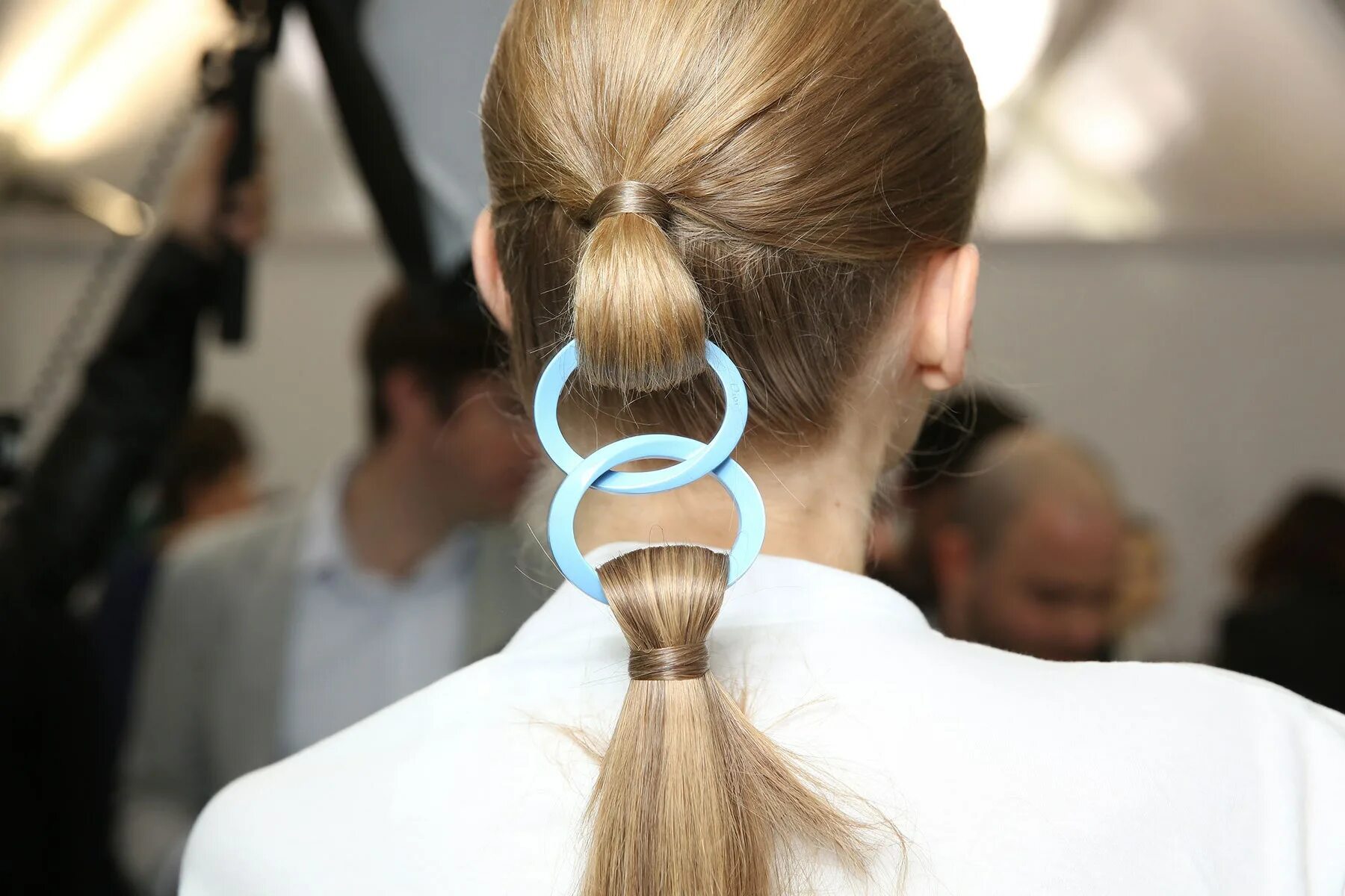 Красивые прически из двух хвостов The Posh Ponytail: Colorful Hair Ornaments, Extreme Lengths, and Undercuts at Di