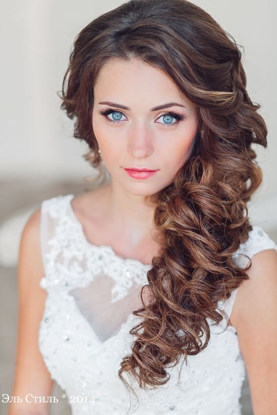 Красивые прически локоны на средние perfect side swept curly hair will look amazing for any wedding style - Weddingo