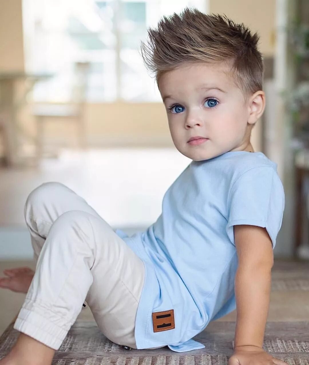 Красивые прически мальчикам фото Image may contain: 1 person, sitting Baby boy hairstyles, Baby boy haircuts, Tod