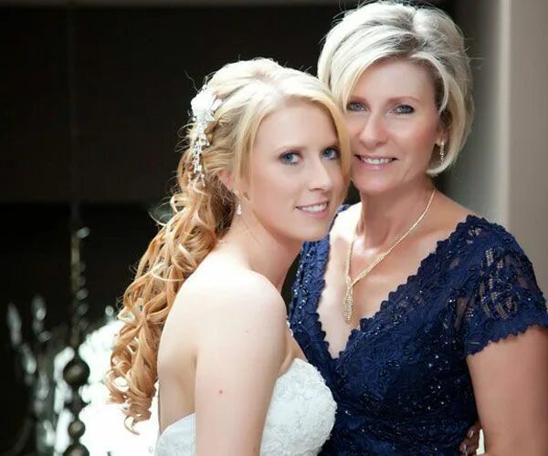 Красивые прически маме на свадьбу What Should Mother of the Bride Wear? Mother of the bride hair, Short wedding ha