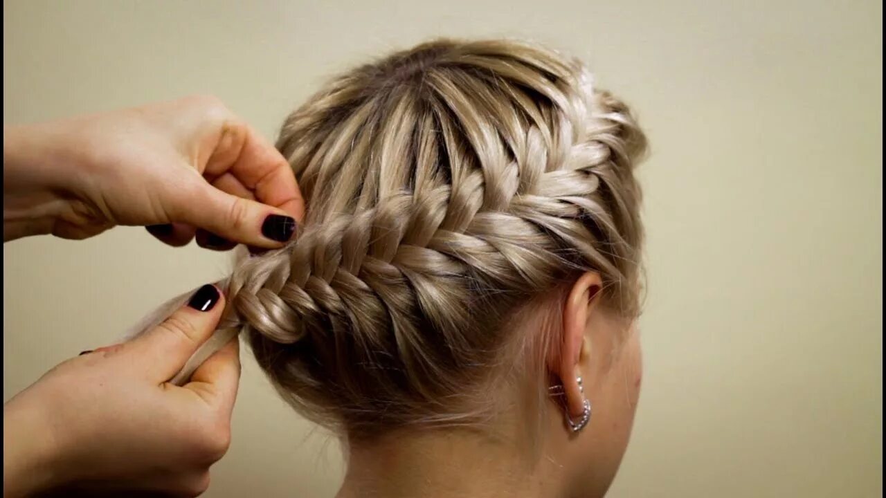 Красивые прически на короткие волосы заплетать Прическа из косичек "Корзинка". Hairstyle of braids - YouTube