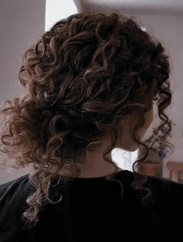 Красивые прически на кудрявые волосы средней длины #curly #curlyhairstyles #curlyhaircare #curlyhairproducts #curlygirl #curls #bun