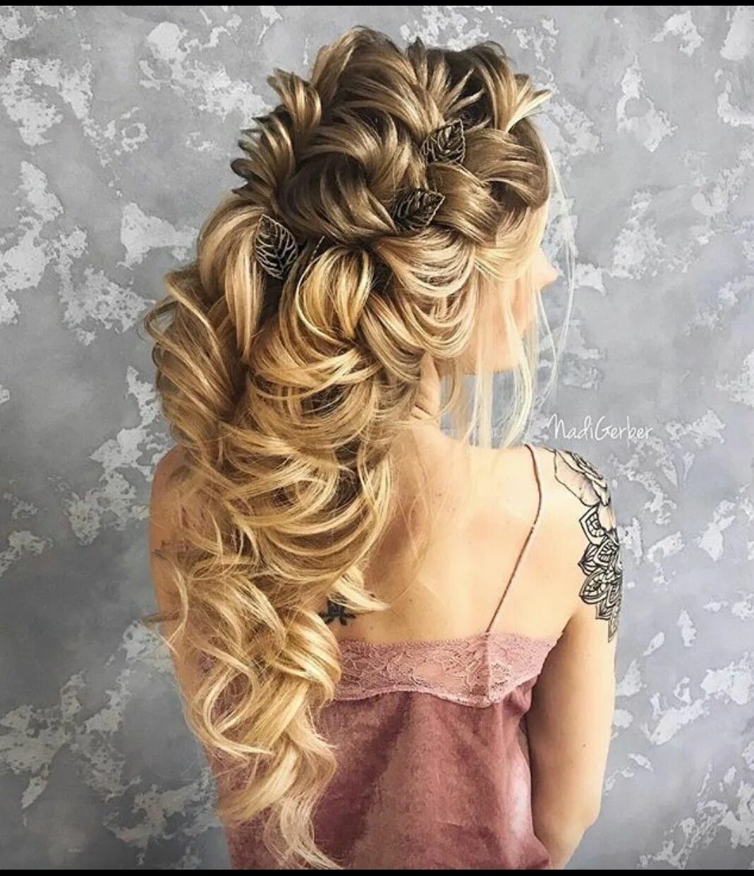 Красивые прически на праздник на длинные Pin by Виктория on Прически Wedding hairstyles, Long hair styles, Hair up styles