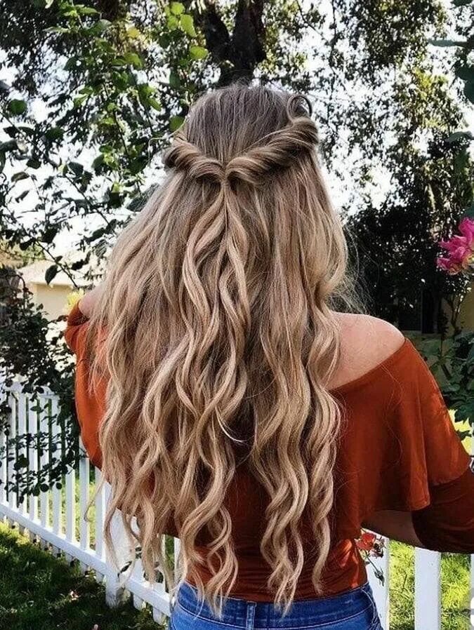 Красивые прически на прогулку Personagens e muito mais. Long hair styles, Hair styles, Cute hairstyles for med