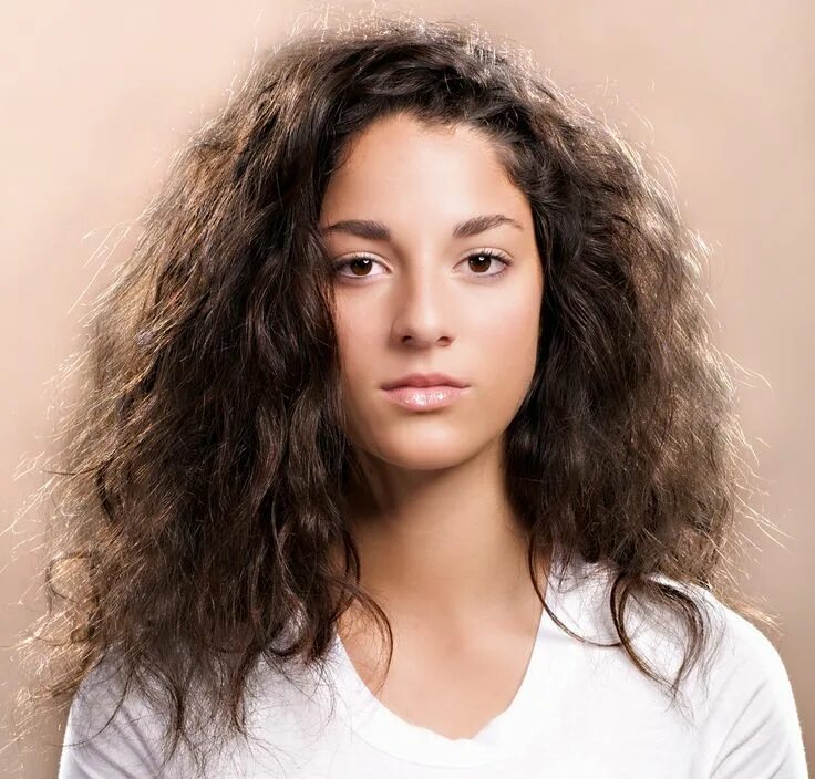 Красивые прически на пушистые волосы How To Prevent & Tame Frizzy Hair Control frizzy hair, Frizzy hair tips, Frizzy 
