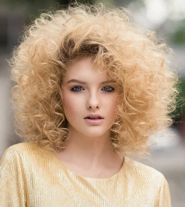 Красивые прически на пушистые волосы 30+ Best Curly Hairstyles For You In 2021 Cheveux mi long, Coiffure bouclée, Coi