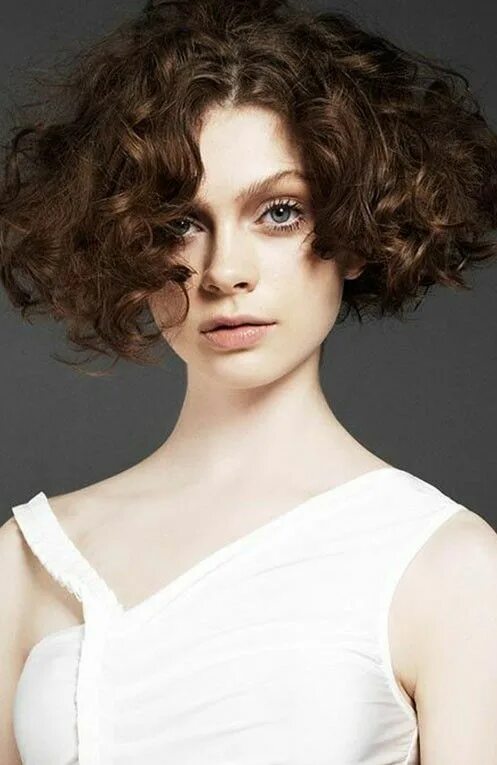 Красивые прически на пушистые волосы Pin by Stephanie Manis on Hairs Curly hair styles, Brown curly hair, Medium shor