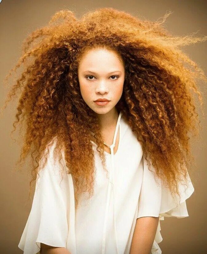 Красивые прически на пушистые волосы Curly Red Укладка вьющихся волос, Естественная прическа, Естественные кудрявые в