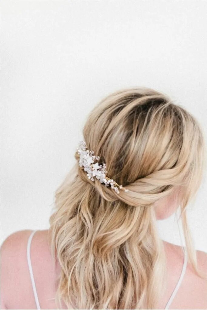 Красивые прически на распущенные короткие волосы suggestions for the bride-to-head (2) Wedding hair half, Wedding hairstyles half