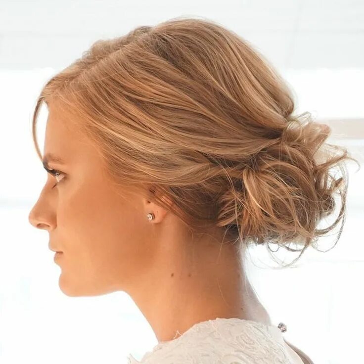 Красивые прически на редкие волосы Messy Curly Bun For Shorter Hair Thin hair updo, Short hair bun, Braids for shor