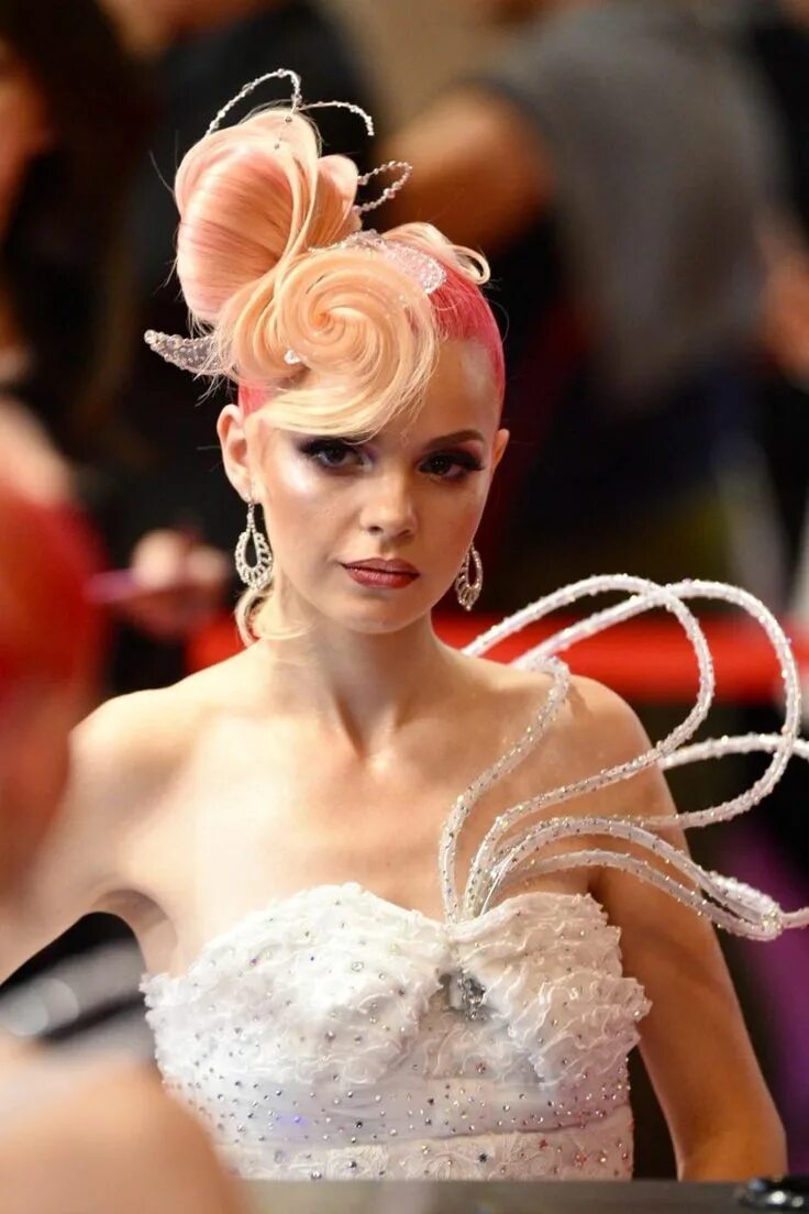 Красивые прически на соревнования Pin by Eva Zacharias on My Style Creative hairstyles, Competition hair, Fantasy 