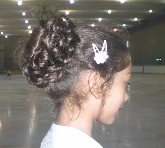 Красивые прически на соревнования How to Wear Your Hair for Figure Skating Figure skating hair, Competition hair, 