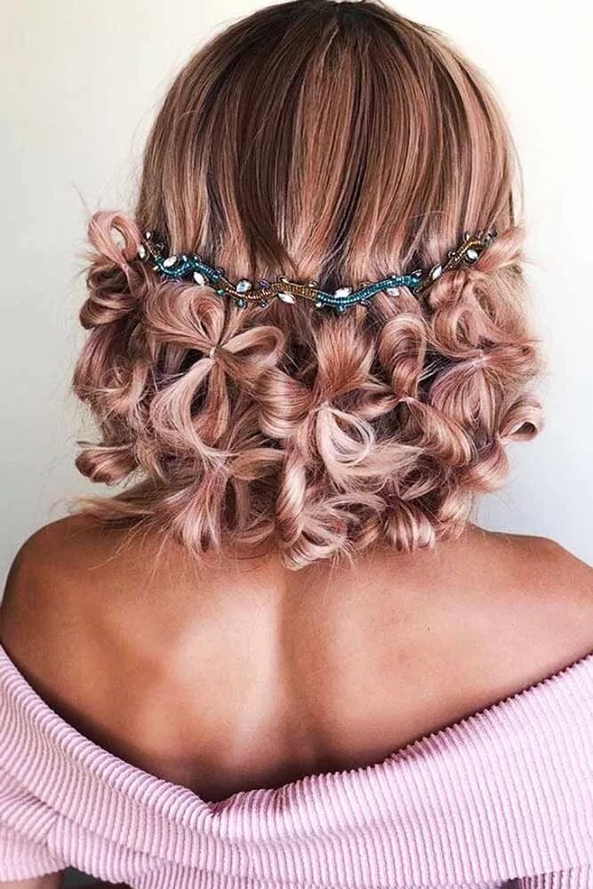 Красивые прически на средние на праздник 35 Graduation Hairstyles To Pair With Your Cap And Look Great Graduation hairsty