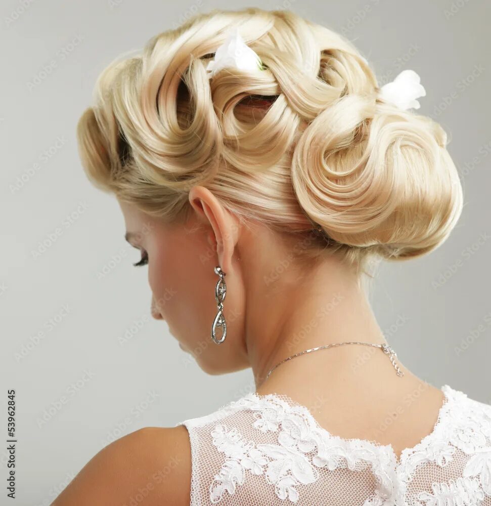 Красивые прически на средние видео Beauty wedding hairstyle. Bride Фотографія Stock Adobe Stock