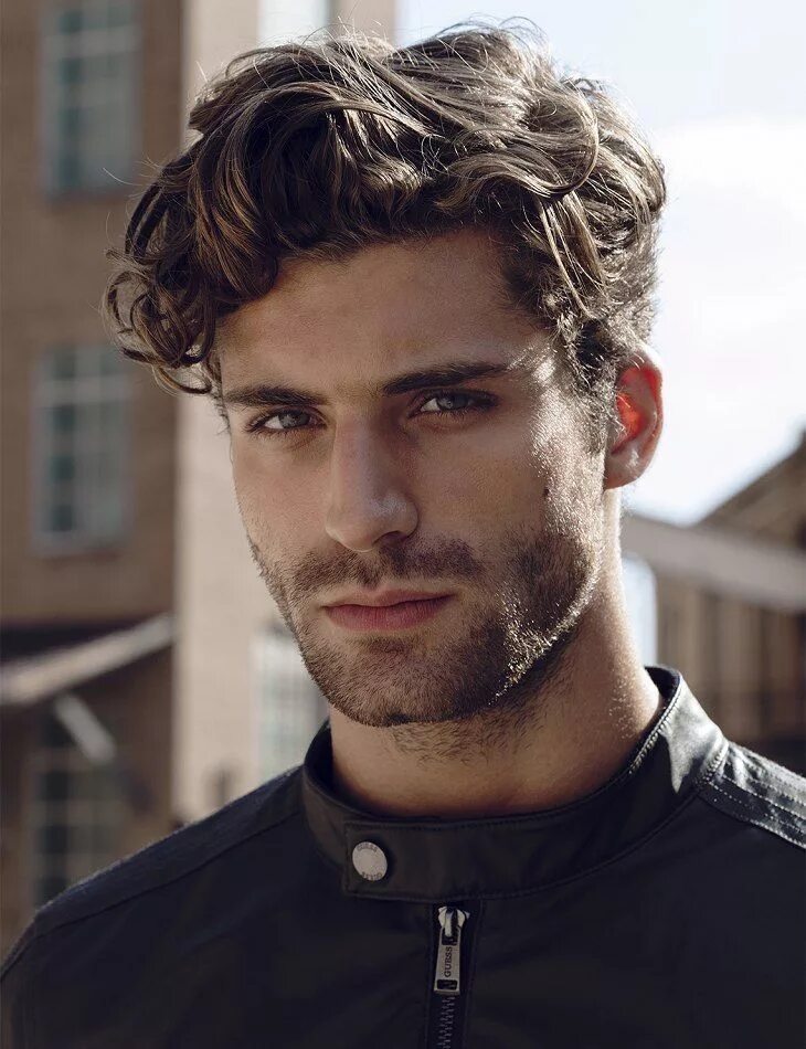 Красивые прически на средние волосы для мужчин Pin on portraits photo Wavy hair men, Curly hair men, Latest men hairstyles