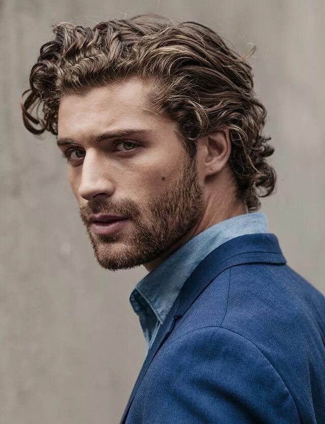 Красивые прически на средние волосы для мужчин Pin on Beards Wavy hair men, Groom hair styles, Men's curly hairstyles