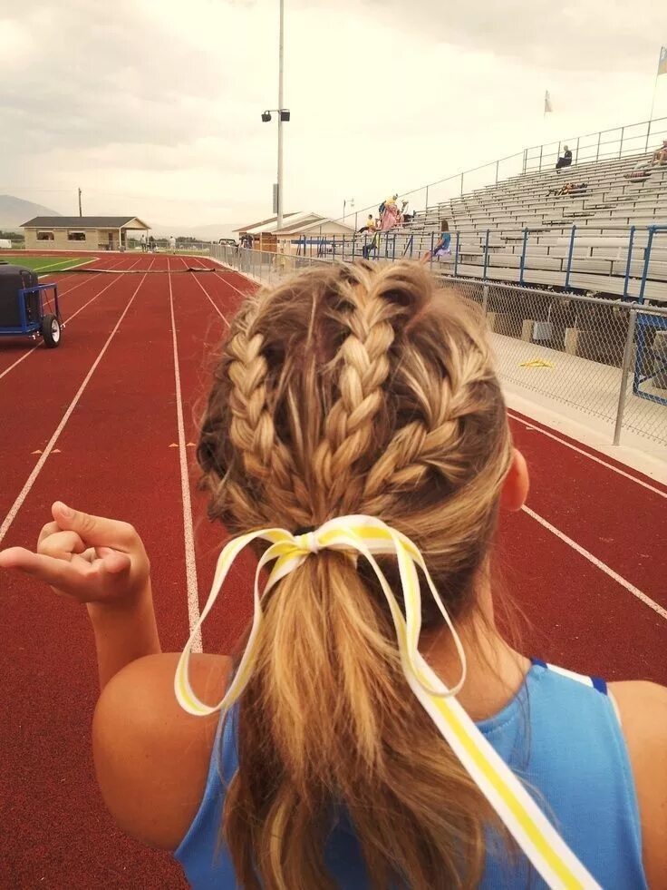 Красивые прически на средние волосы на физкультуру Pin by Alanna Rinaldi on Get yo haur did Volleyball hairstyles, Cheer hair, Spor