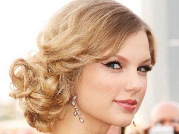 Красивые прически на средние волосы на праздник 25 Simple And Stunning Updo Hairstyles For Curly Hair Frisur hochgesteckt, Hochs