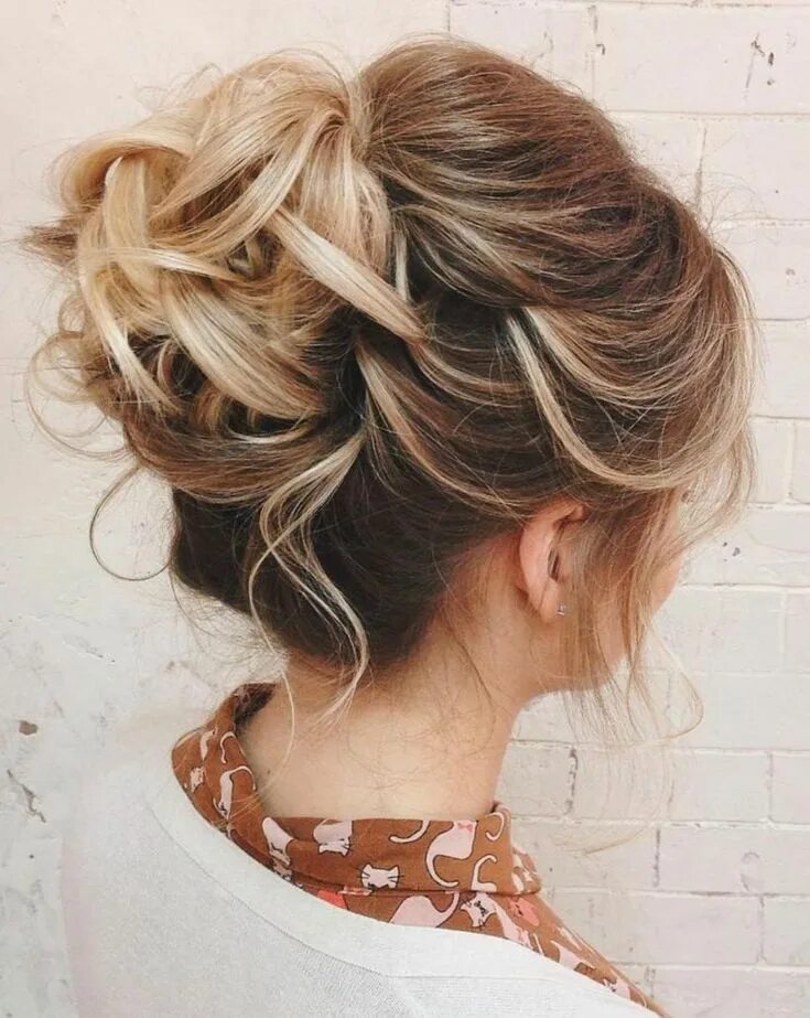 Красивые прически на средние волосы собранные Curly Bun For Shorter Hair Upstyles for short hair, Hairstyles for thin hair, Th