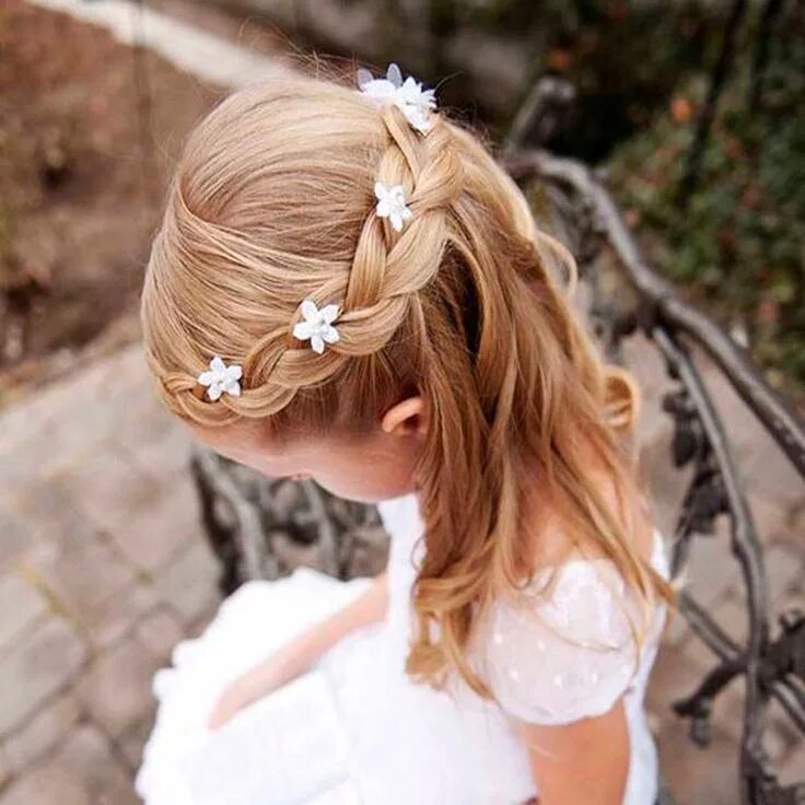 Красивые прически на свадьбу ребенку Penteado para Daminha - Universo das Noivas em 2020 Penteado para daminhas, Pent