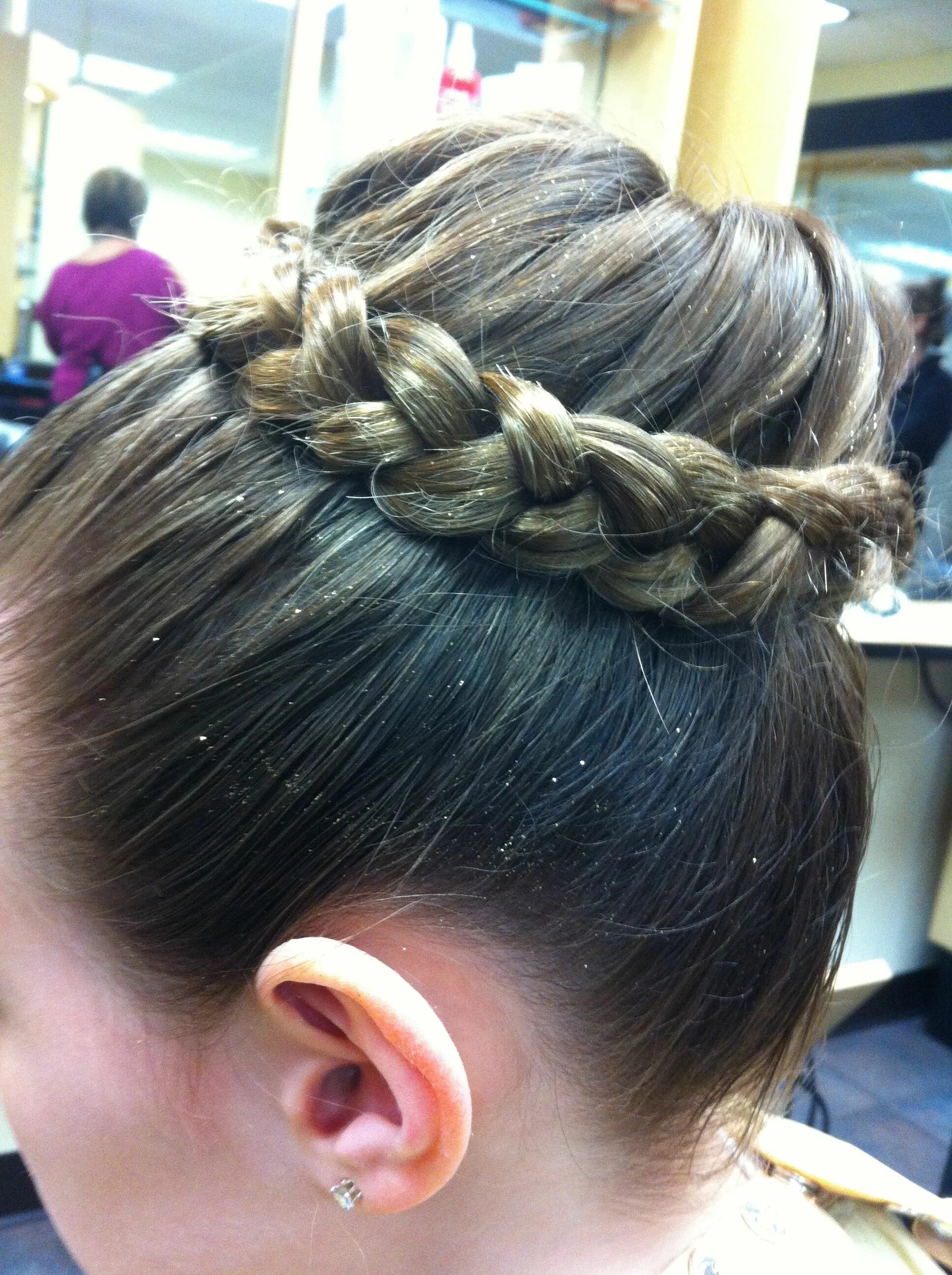 Красивые прически на выступление Dance bun. Need to do these for ballet Dance hairstyles, Competition hair, Dance
