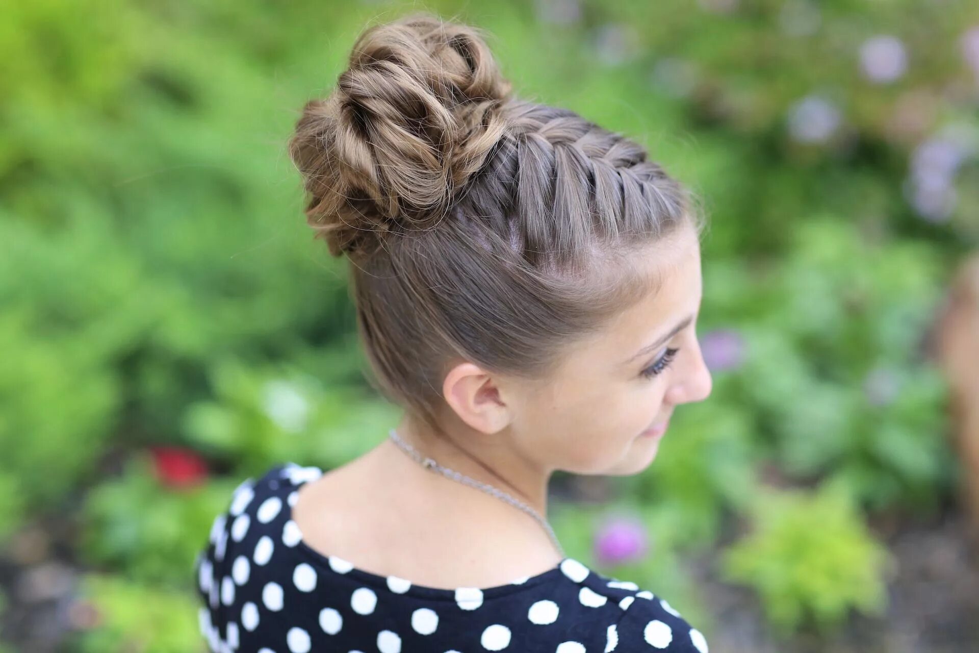 Красивые прически подростков на средние волосы Double-French Messy Bun Updo Bridesmaid hair, Cute girls hairstyles, Bun hairsty