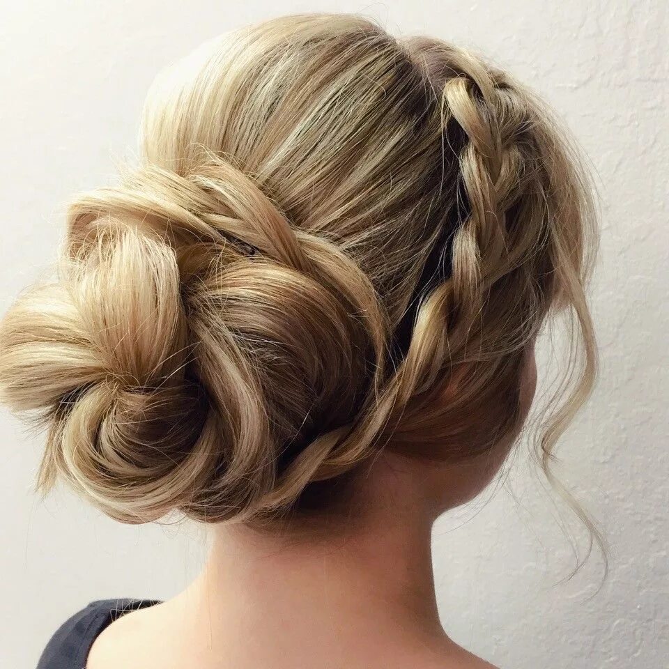 Красивые прически пожалуйста GoPro How-To Video: Lala's Updos' Braided Flower Updo Long hair styles, Curly ha