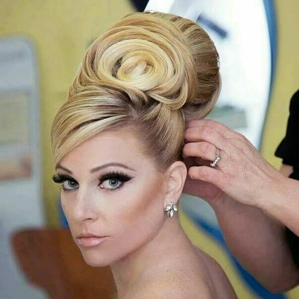 Красивые прически пожалуйста Pin by Fantasy Group on Hairstyle Long hair designs, Long hair updo, Glam hair