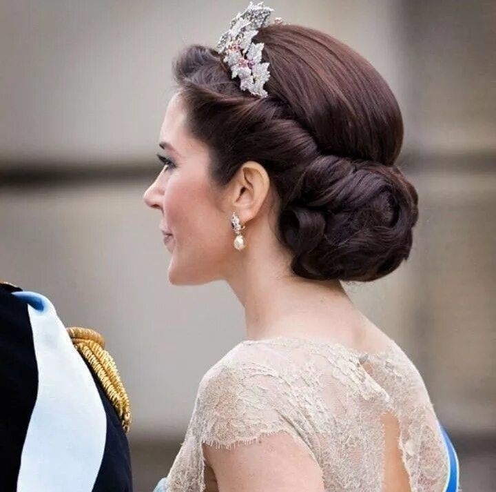 Красивые прически принцесс Pin by Stephanie Yee on Royal Families Bridesmaid hair options, Bridal hair tiar