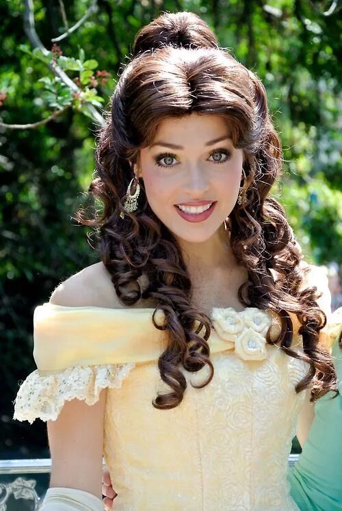 Красивые прически принцесс Pin by Mia Noe on disney Belle hairstyle, Disney cosplay, Belle cosplay