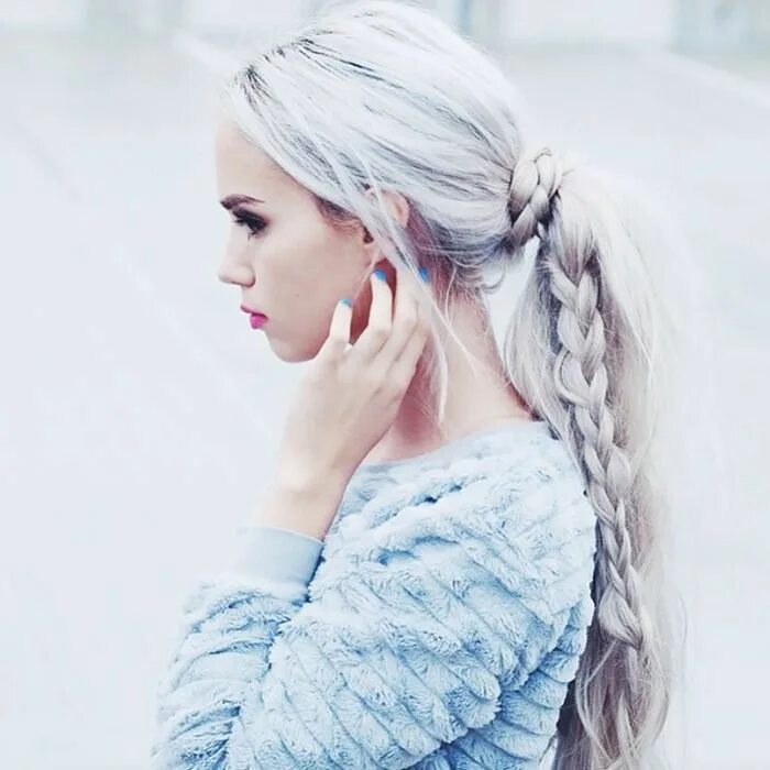 Красивые прически с белыми волосами How Moving from Italy to America Helped Me Learn to Love My Body Grey hair braid