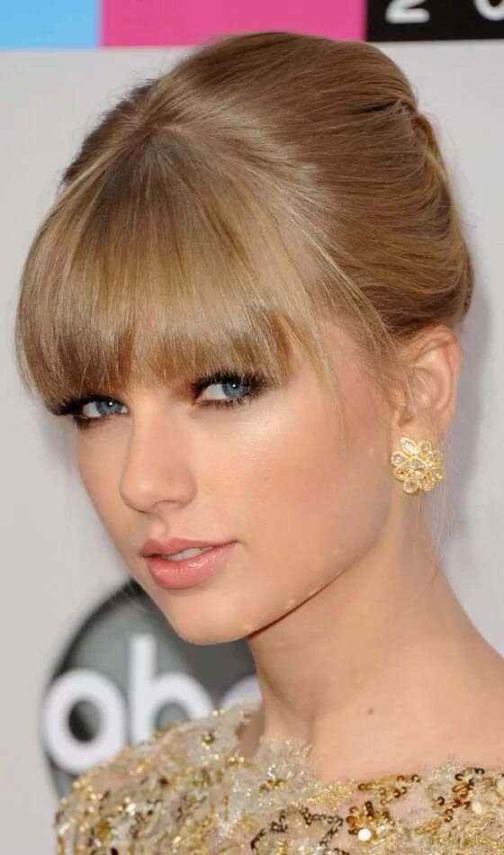 Красивые прически с челкой на средние Celebrity Hairstyles And Haircuts StyleCraze Short hair updo, Short hair styles,