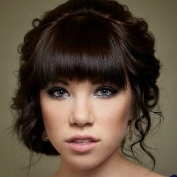 Красивые прически с челкой на средние Carly Rae Jepsen Bridesmaid hair, Long hair styles, Hairstyles with bangs