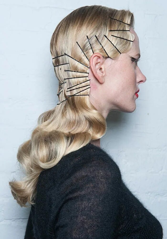 Красивые прически с невидимками Beautiful Bobbi Pins - Damsel In Dior Sleek hairstyles, Runway hair, Wet look ha