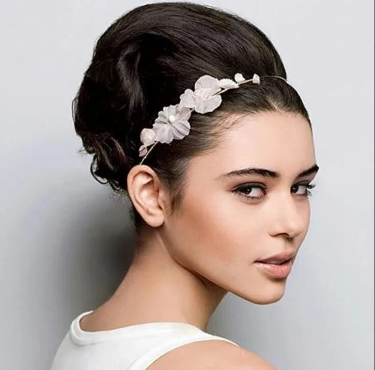 Красивые прически с ободком The new 2014 comeback Bridal hair updo, Retro hairstyles, Trendy wedding hairsty