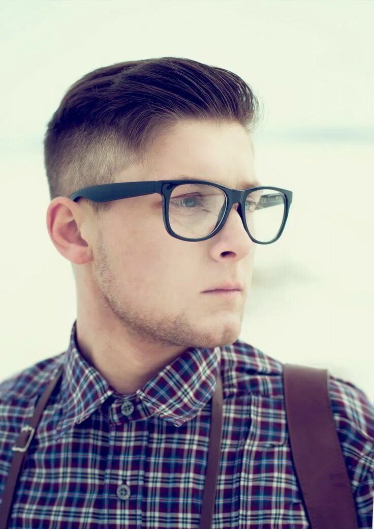 Красивые прически с очками Ray Ban Wayfarer modelo com as lentes transparentes combinado com camisa xadrez 