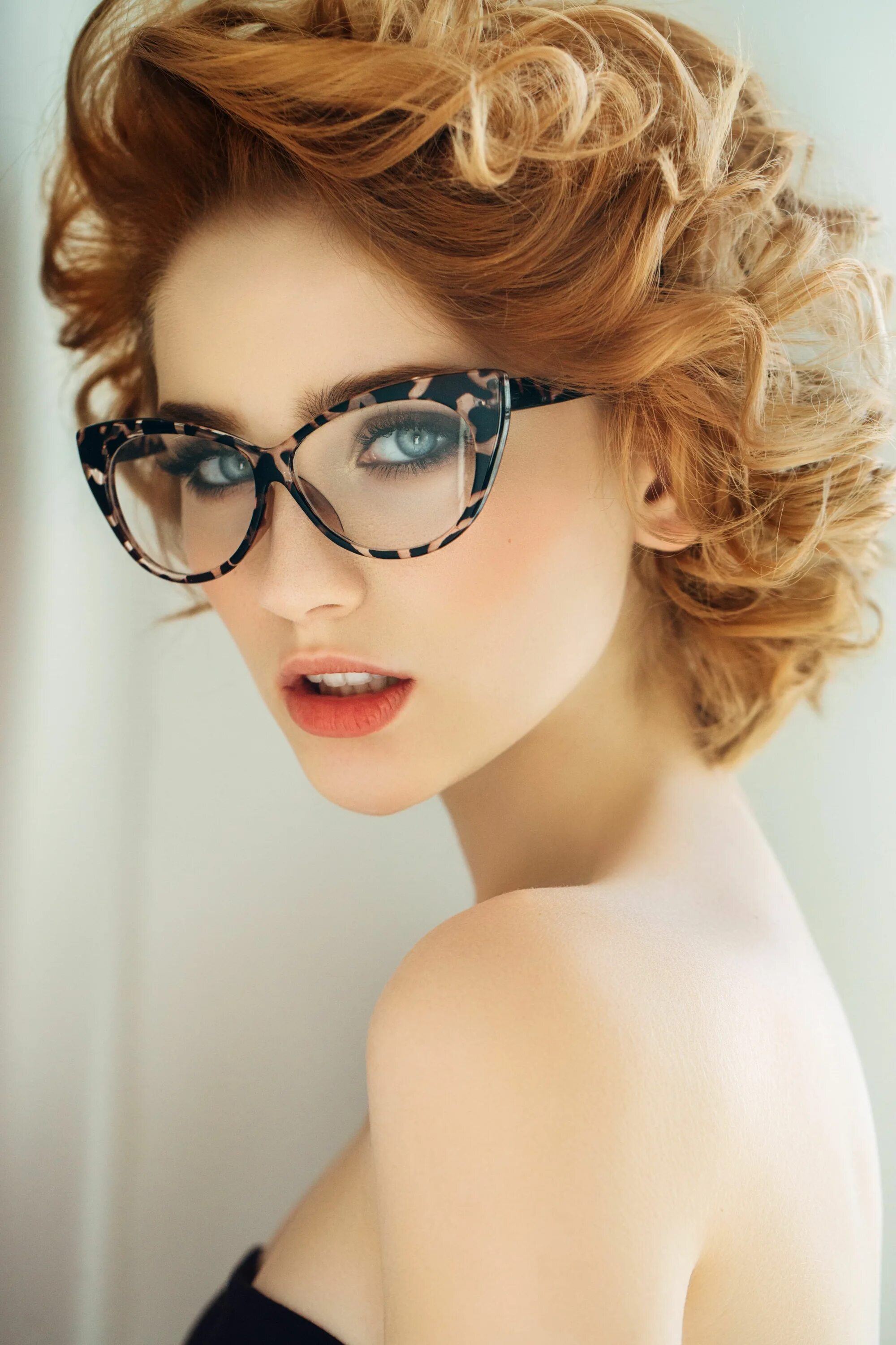 Красивые прически с очками 4 Cute Layered Haircuts for Curly Hair Curly hair styles, Layered haircuts for w