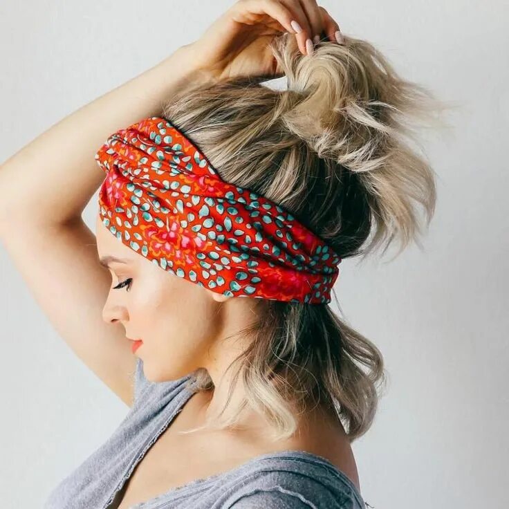 Красивые прически с повязкой на голове Messy Pony With A Head Scarf Sporty hairstyles, Short hair styles easy, Headband