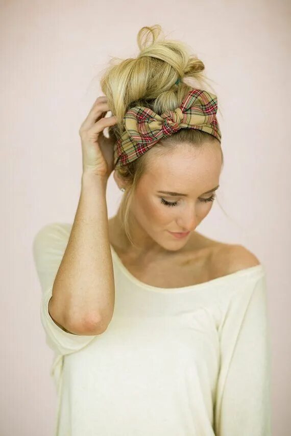 Красивые прически с повязкой на голове 7 Easy Hairstyles for College when You're in a Hurry ... Hair styles, Fashion ha