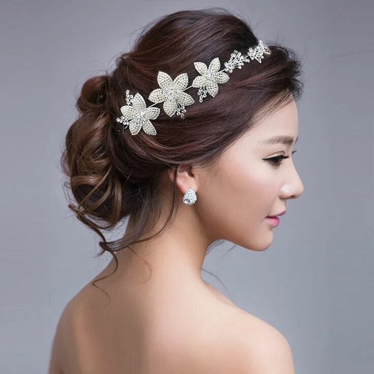 Красивые прически с украшениями coiffure couronne de fleurs - Recherche Google Bridal headband hair, Flower hair