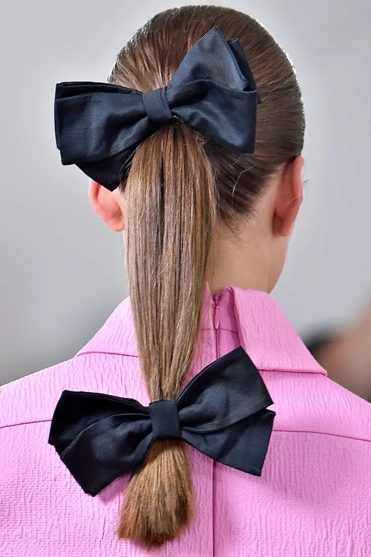 Красивые прически с заколкой бант Coda, onde, chignon e treccia, le acconciature più facili per avere capelli semp