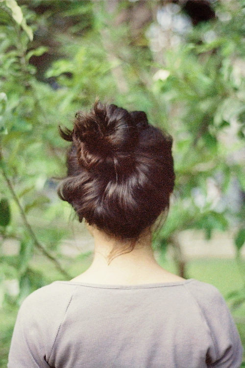 Красивые прически со спины Effortless looking bun. Mine still don't turn out a nice. Lol. Hair styles, Cute