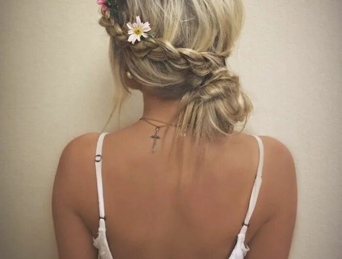 Красивые прически сзади фото Le chignon tressé - 35 idées qui vont vous charmer! Chignon, Coiffure femme tres