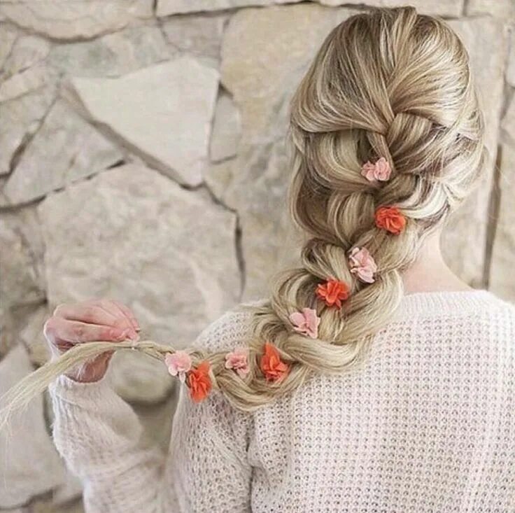 Красивые прически цветом Pin on Rapunzel would be jealous Flower child hair, Loose french braids, Luxy ha