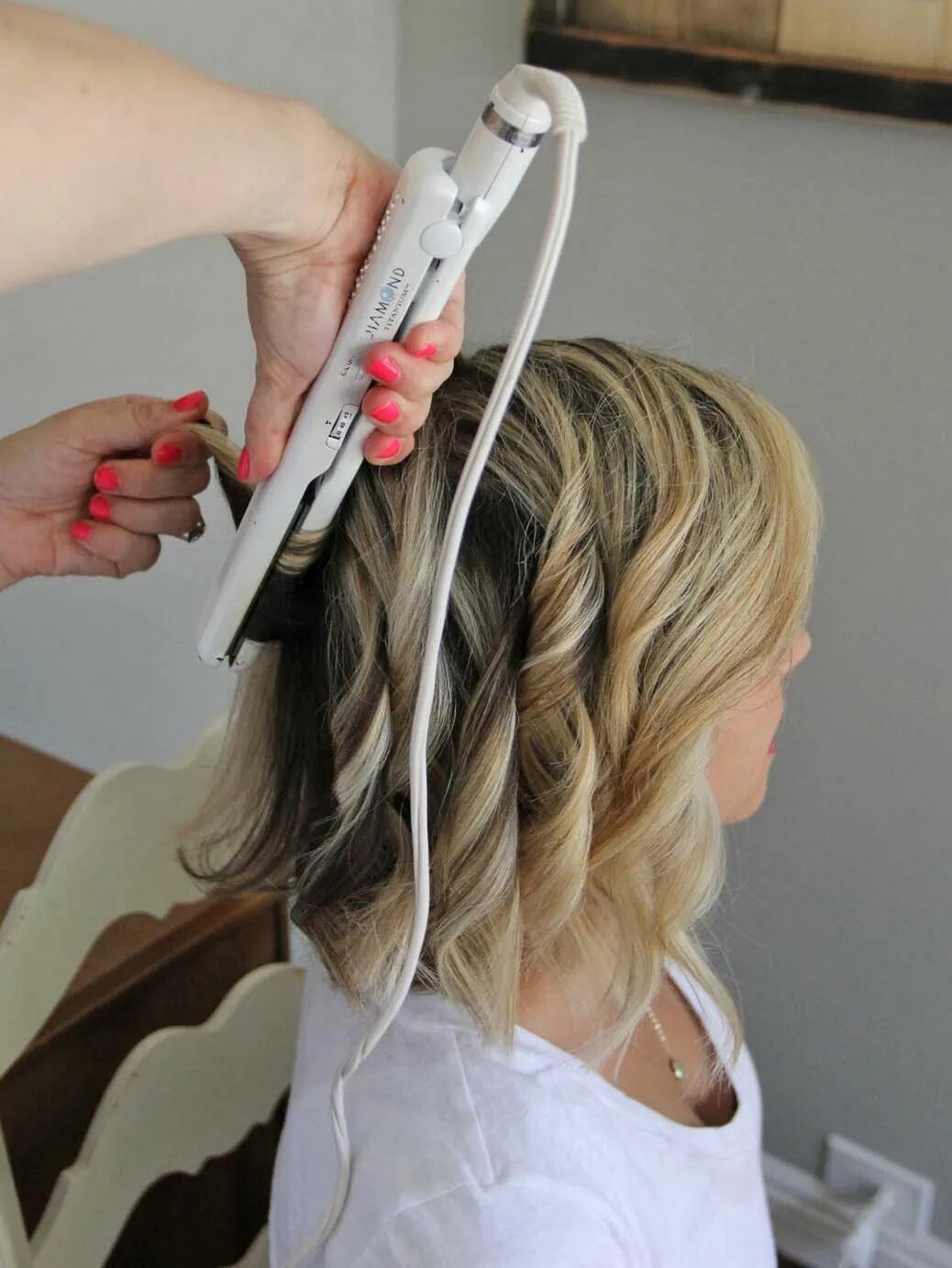Красивые прически утюжком Little Miss Momma Short hair waves, Beach waves for short hair, Hair waves