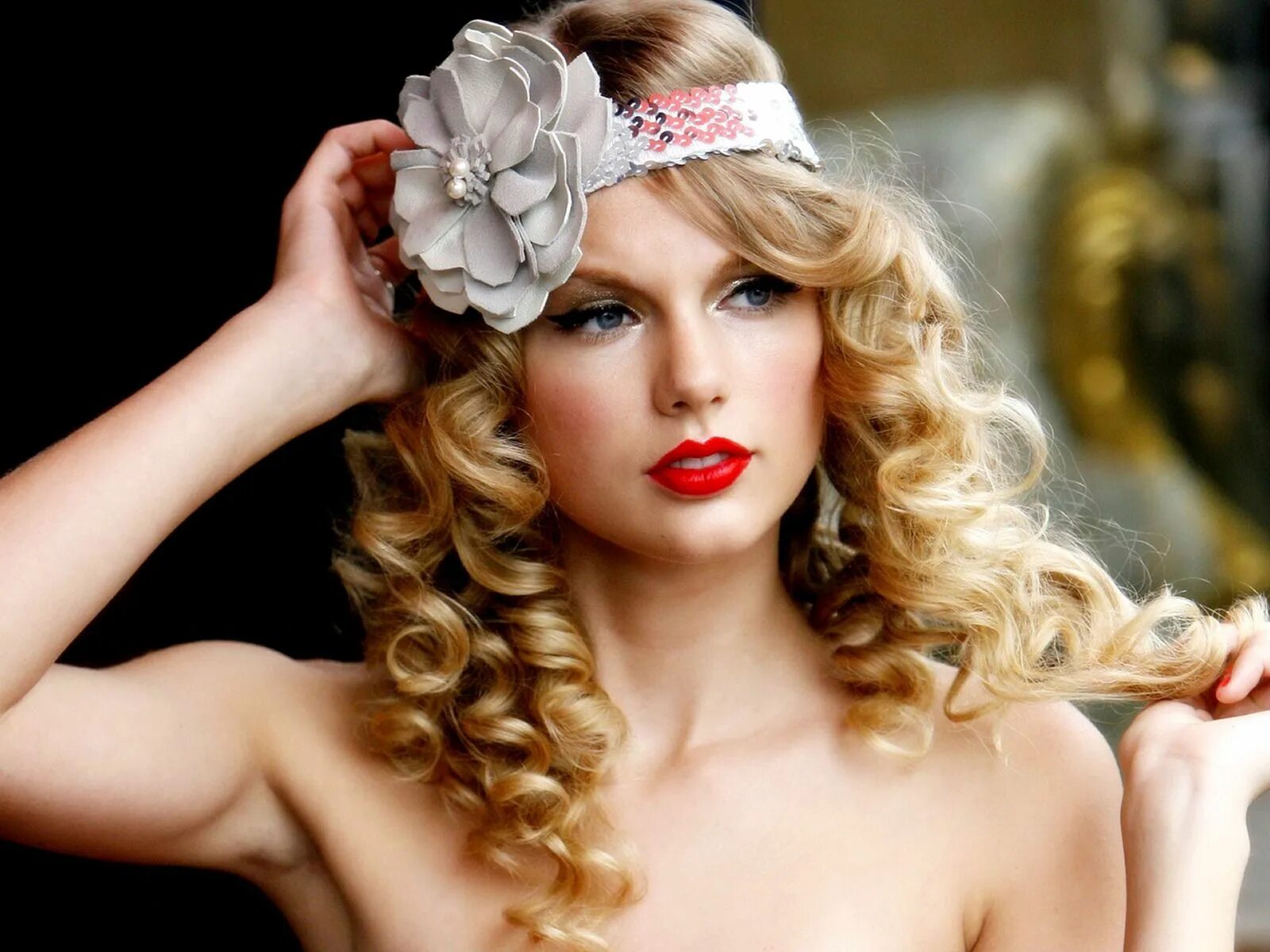 Красивые прически в стиле I love the classy, old-world feel that this headband gives to Taylor Swift's loo